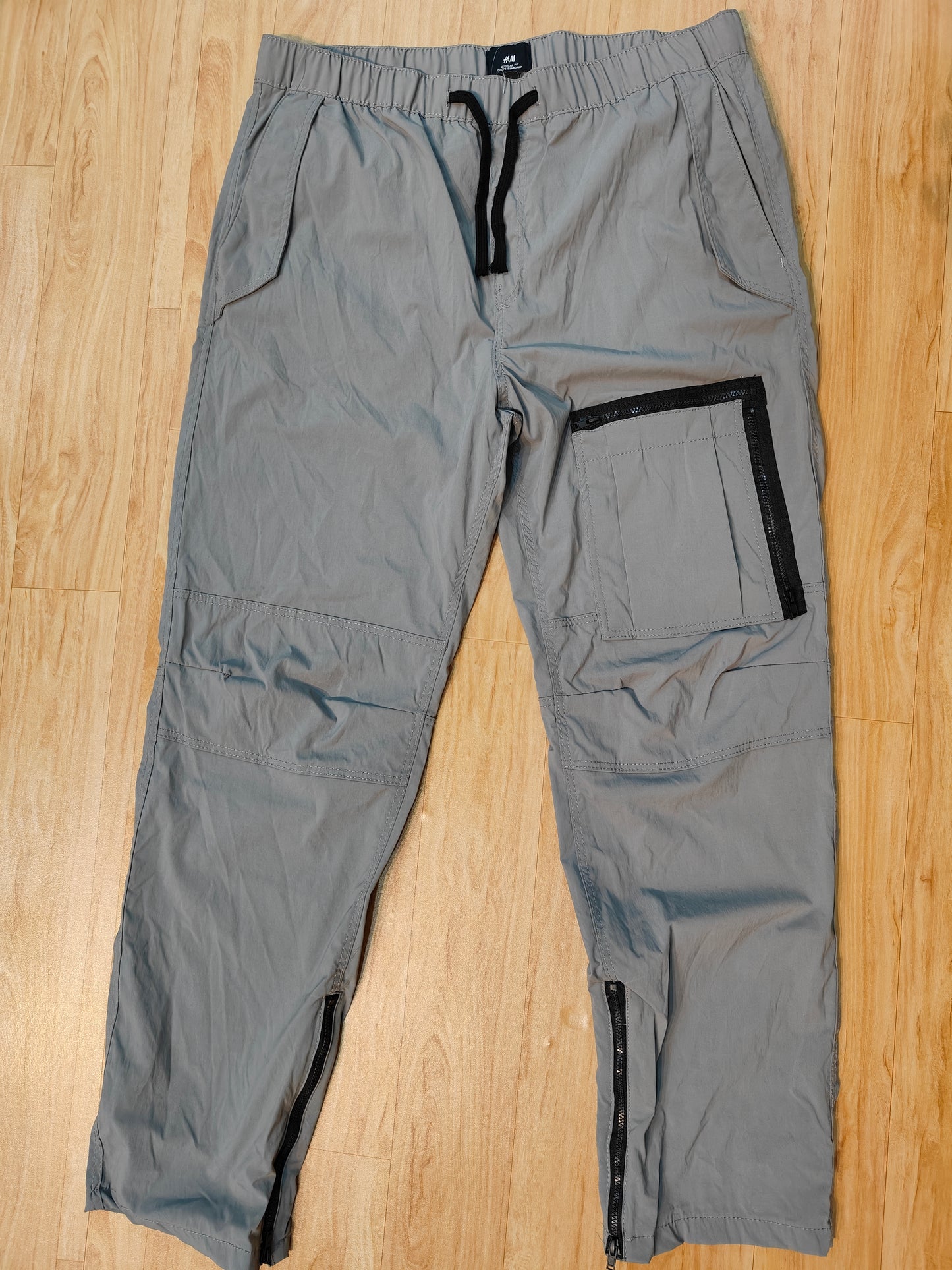 H&M Men's Regular Fit Cargo Pants (Light Grey)