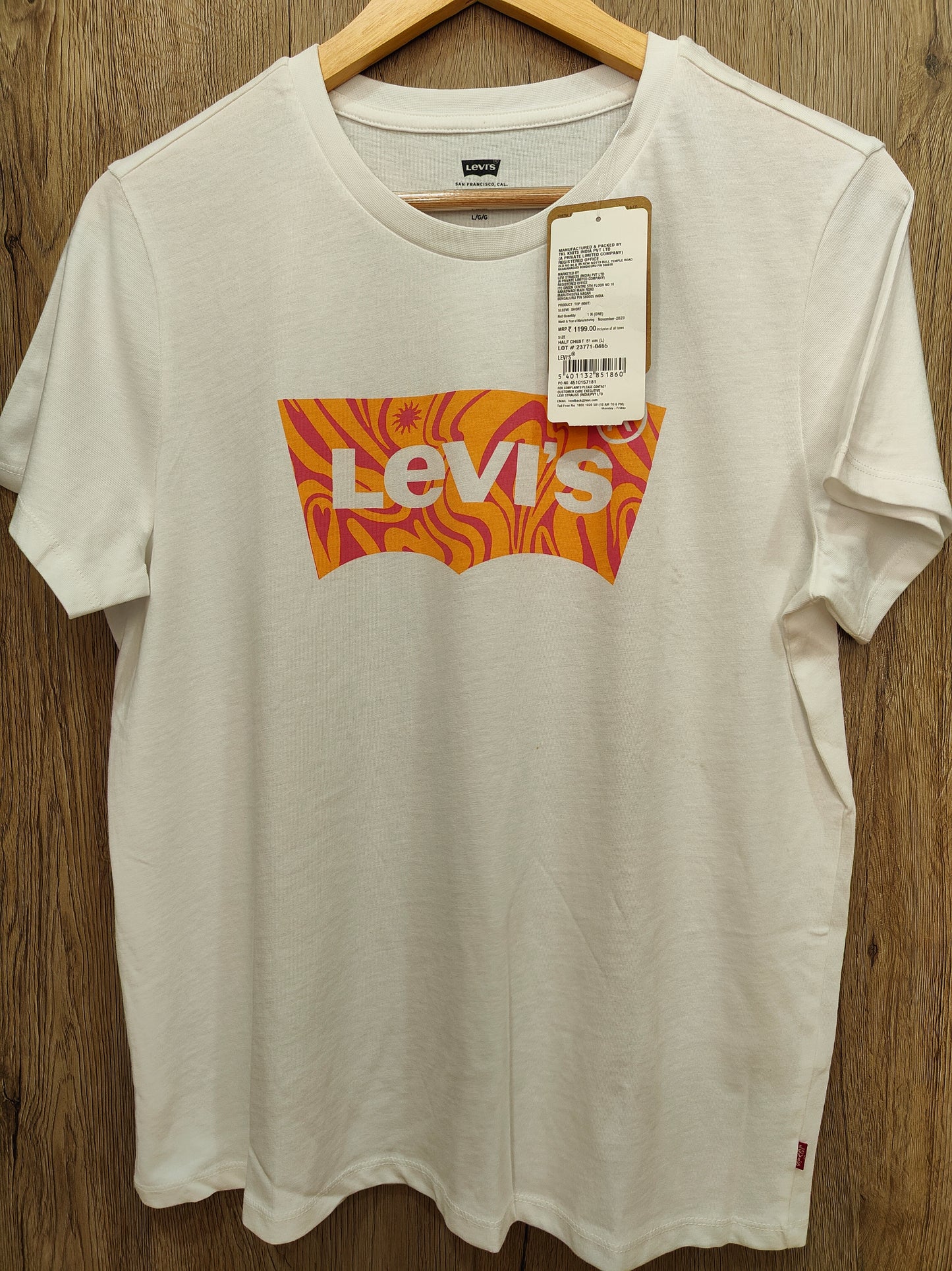 Levi’s Women’s Graphic Batwing Tee (White)